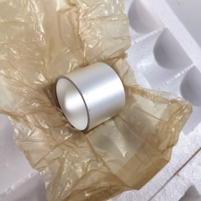 Piezoröhre aus piezoelektrischem Material mit Versilberung für Glasfaserdehner